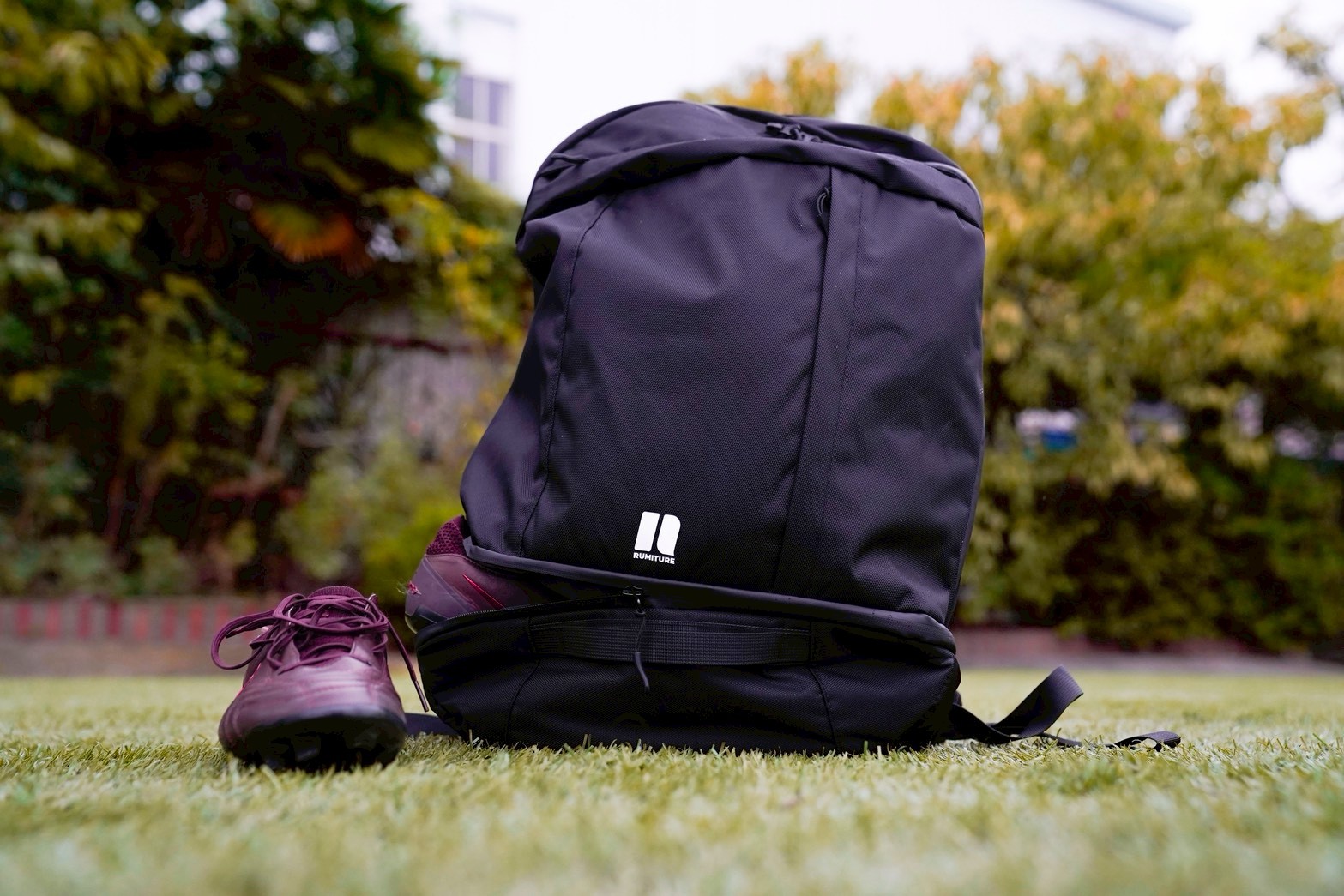 森の中でVarsity Packを使うアスリート