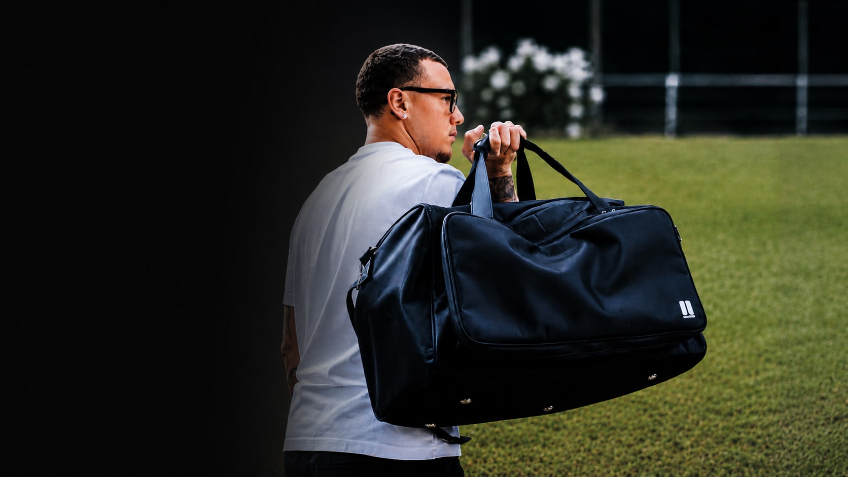 Football Equipment Bagを持つ選手