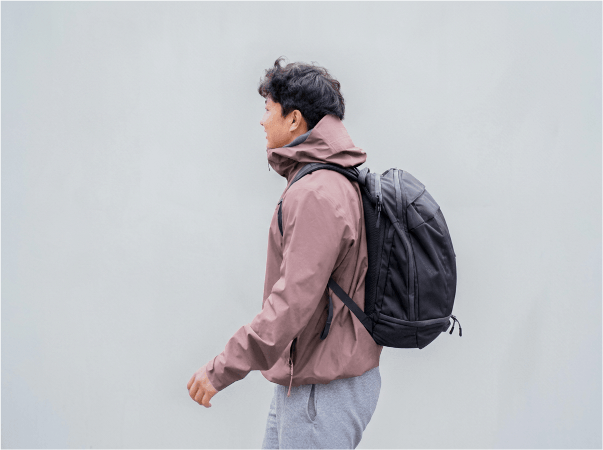 通学中にVarsity Packを背負う学生